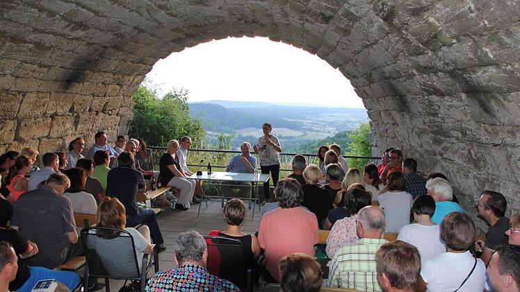 Wahrlich ein prächtiger Aus- bzw. Anblick: Vorndran sitzt hintendran im Gewölbe der Burgruine.Foto: Ralf Kestel