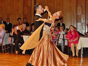 Das Siegerpaar Simone Segatori und Annette Sudol beim abschließenden Ehrentanz. Foto: Sigismund von Dobschütz