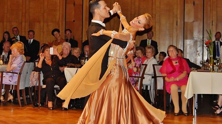 Das Siegerpaar Simone Segatori und Annette Sudol beim abschließenden Ehrentanz. Foto: Sigismund von Dobschütz