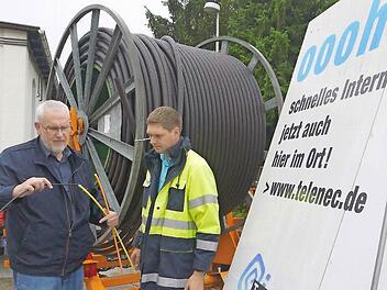 "Telenec"-Geschäftsführer Armin Münzenberger und Konrad Sünkel (Leiter Netzwirtschaft und Anlagentechnik) schauen sich noch einmal an, was nächste Woche in den südlichen Neustadter Stadtteilen verlegt wird: Leerrohre (auf der Trommel im Hintergrund) sowie dünne, aber leistungsfähige Glasfaserkabel.