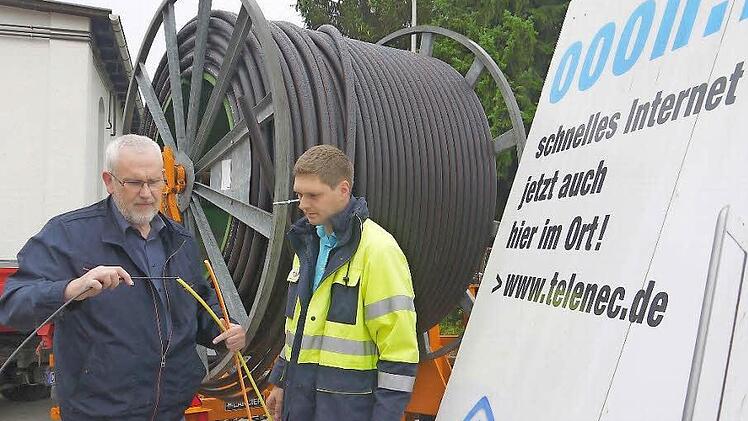 "Telenec"-Geschäftsführer Armin Münzenberger und Konrad Sünkel (Leiter Netzwirtschaft und Anlagentechnik) schauen sich noch einmal an, was nächste Woche in den südlichen Neustadter Stadtteilen verlegt wird: Leerrohre (auf der Trommel im Hintergrund) sowie dünne, aber leistungsfähige Glasfaserkabel.