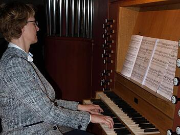 Festlich stimmte an der Orgel Christine Raab in das Zeiler Weihnachtskonzert ein.  Fotos: Wolfgang Ortloff