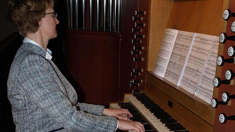Festlich stimmte an der Orgel Christine Raab in das Zeiler Weihnachtskonzert ein.  Fotos: Wolfgang Ortloff