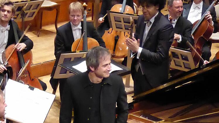Piotr Anderszewski war der Solist in Mozarts Klavierkonzert KV 453. Der Venezolaner Rafael Payare stand am Pult.  Foto: Ahnert
