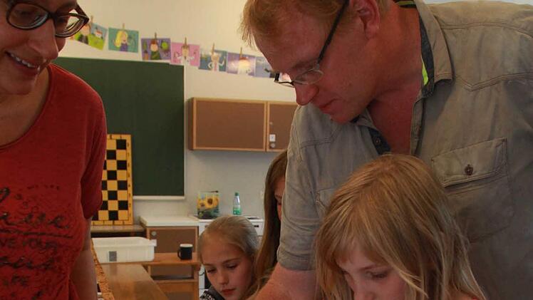 Seit 18 Jahren beschäftigt sich Oliver Geißler mit Ameisen. Die Lehrerin Beatrice Rose-Ebel hat ihn und seine Tierchen in die Sinnberg-Grundschule eingeladen.  Foto: Carmen Schmitt