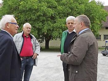 Die Immobilien des Rindhofes sollen saniert und umgestaltet werden. Darüber informierte Rudolf Weigand (von links) Robert Kiesel, Josef Rossel und Landrat Thomas Bold . Foto: Anton Then