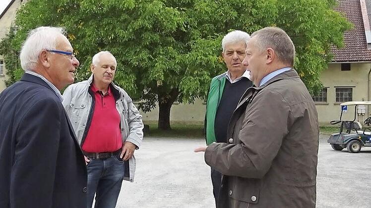 Die Immobilien des Rindhofes sollen saniert und umgestaltet werden. Darüber informierte Rudolf Weigand (von links) Robert Kiesel, Josef Rossel und Landrat Thomas Bold . Foto: Anton Then