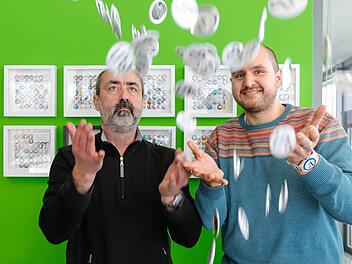Im Button-Fieber: Bernd Albrecht (links) und Steffen Bernhardt Fotos: Matthias Hoch