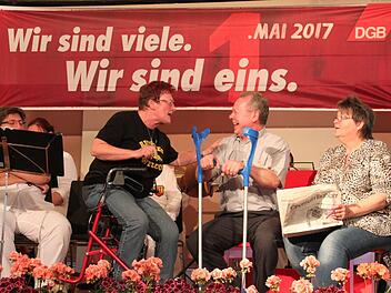 Mit einem Sketch brachten die DGB-Frauen die Besucher der DGB-Maikundgebung zum Schmunzeln. Ruth Gärtner (links) und Andrea Hacker (rechts) trafen sich zum heiteren Gedankenaustausch mit stellvertretendem DGB-Kreisvorsitzenden Helmuth Hoffmann. Foto: Stephan Stöckel.