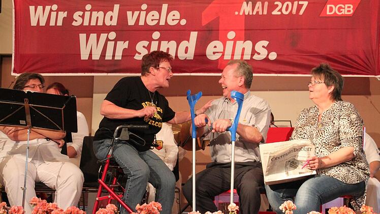 Mit einem Sketch brachten die DGB-Frauen die Besucher der DGB-Maikundgebung zum Schmunzeln. Ruth Gärtner (links) und Andrea Hacker (rechts) trafen sich zum heiteren Gedankenaustausch mit stellvertretendem DGB-Kreisvorsitzenden Helmuth Hoffmann. Foto: Stephan Stöckel.
