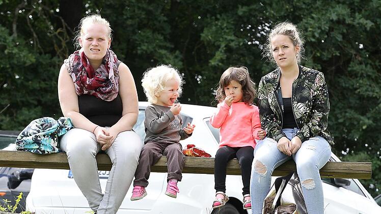Denise (l.) mit Tochter Emilie und Sina (r.) mit Tochter Mylinh sind extra aus Haßfurt gekommen, um den SGler Bernd Höppner zu sehen.