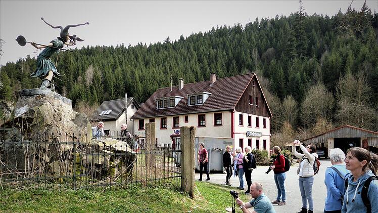 Begehrtes Fotoobjekt: die Figur von "Till Eulenspiegel" bei Waffenhammer., Foto: Werner Rei&szlig;aus