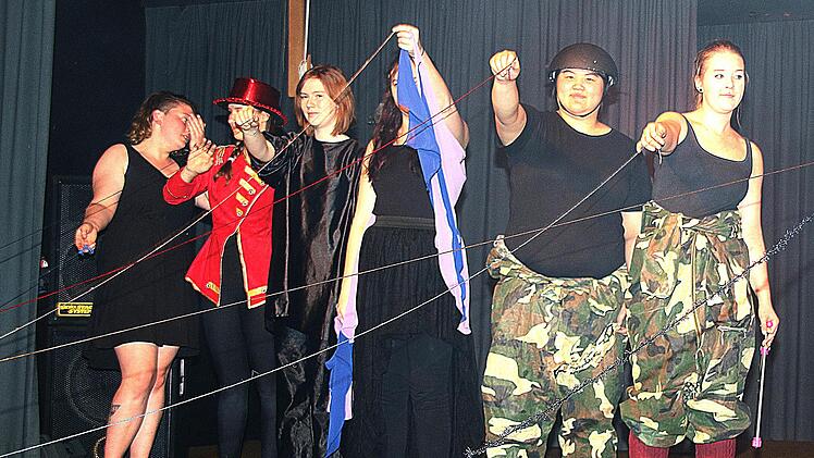 "Fäden der Fantasie" zogen sich zum Schluss der Aufführung des Stücks "der Müllmann und der Magier" von den Schauspielerinnen und Schauspielern auf der Bühne bis zu den Zuschauern im Publikum in der Halle des BBZ.Dieter Britz