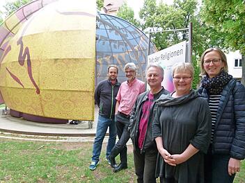 Sie laden zum Sommerfest und zur Kicker-WM ein (von links): Gregor Froschmayr, Hubertus Lieberth, Ulrich Ortner, Andrea Hofmann und Birgit Asbek.  Foto: Marion Krüger-Hundrup