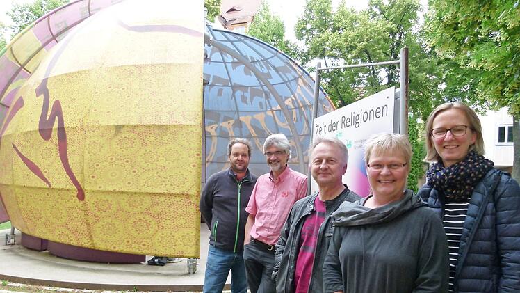 Sie laden zum Sommerfest und zur Kicker-WM ein (von links): Gregor Froschmayr, Hubertus Lieberth, Ulrich Ortner, Andrea Hofmann und Birgit Asbek.  Foto: Marion Krüger-Hundrup