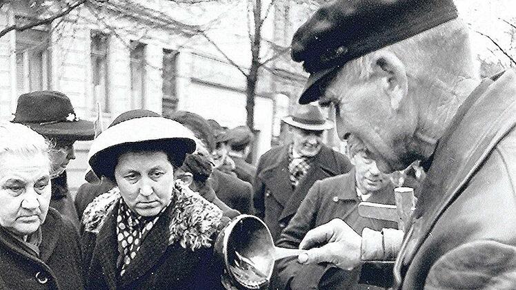 In Bamberg bot in den fr&uuml;hen 50er Jahren der Markt die Gelegenheit, Honig zu kosten. Auch heute noch kann man sich Honig in eigene Gl&auml;ser abf&uuml;llen lassen.
