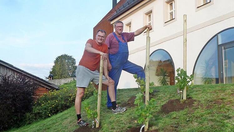 Pfarrer Wolfgang Oertel und Harald Wenig nach getaner Arbeit