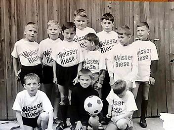 Unser Bild zeigt Manfred Rüth (vorne, links) als jungen Westheimer Fußballer Ende der 60er Jahre. Mit auf dem Bild zu sehen sind (hinten, von links)  Klaus Kröckel, Rudolf Hengstermann, Norbert Rüth, Peter Scherpf, Bubi Kröckel, Manfred Egert, Rudolf Kröckel und Erich Kröckel sowie (vorne) Torwart Wolfgang Schricker und Klaus Hippe (rechts). Foto: privat