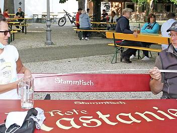 "Der Abstand ist eingehalten", misst Norbert Hahn mal nach - auch Stammtischkollegin Martina Albrecht muss lachen.  Fotos: Sonny Adam