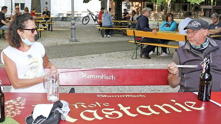 "Der Abstand ist eingehalten", misst Norbert Hahn mal nach - auch Stammtischkollegin Martina Albrecht muss lachen.  Fotos: Sonny Adam