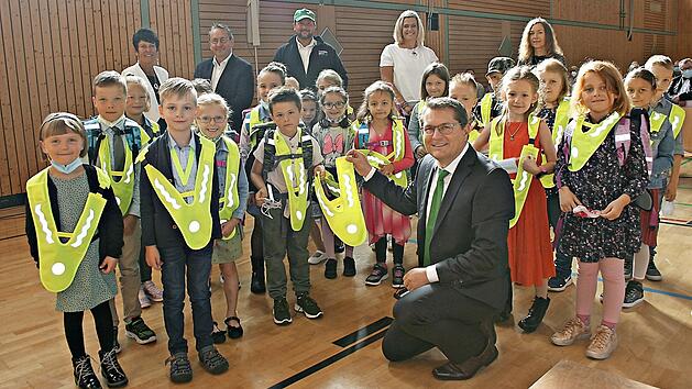 Die Erstkl&auml;ssler an der Grundschule Rodachtal wurden gestern mit Warn&uuml;berw&uuml;rfen f&uuml;r ihre Sicherheit auf dem Schulweg bedacht.