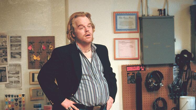 Matratzenverk&auml;ufer Dean Trumbell (Philipp Seymour Hoffman) erpresst Barry Egan.