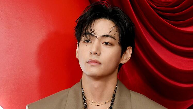 Kim Tae-Hyung, bekannt als Mitglied V der Pop-Band BTS, hat &ouml;ffentlich &uuml;ber seinen H&ouml;rverlust gesprochen.