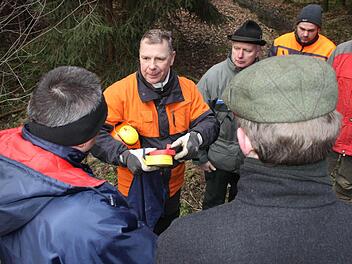 Marc Günster erklärt, wofür die Bänder sind.  Fotos: Michael Busch
