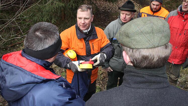 Marc Günster erklärt, wofür die Bänder sind.  Fotos: Michael Busch
