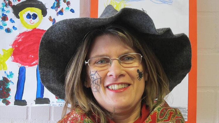 Susanne Raab nahm als Hexe das Thema Kindergarten mit.