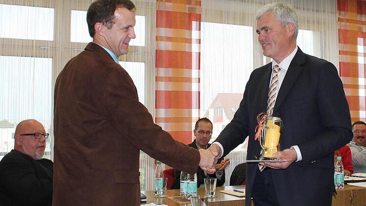 Bürgermeister Bernhard Storath (rechts) verabschiedet Marktgemeinderat Heinrich Dirauf.