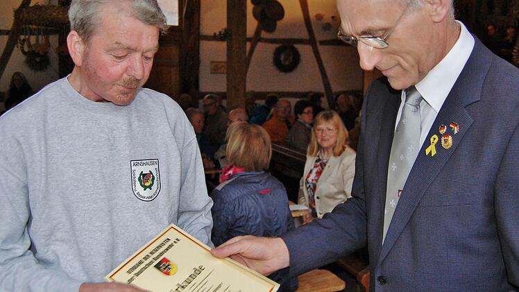 Rudolf Renninger (links), Vorsitzender der Reservistenkameradschaft Arnshausen, wurde vom stellvertretenden Bezirksvorsitzenden Otto Jahrsdörfer für besondere Leistungen mit der Bezirksverdienstnadel in Gold ausgezeichnet Foto: Dobschütz