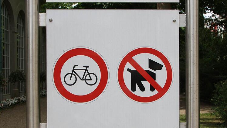 Der Kurgarten ist zwar für Hunde gesperrt, aber ins Kurgarten-Café dürfen Hundebesitzer dennoch. Foto: Ralf Ruppert