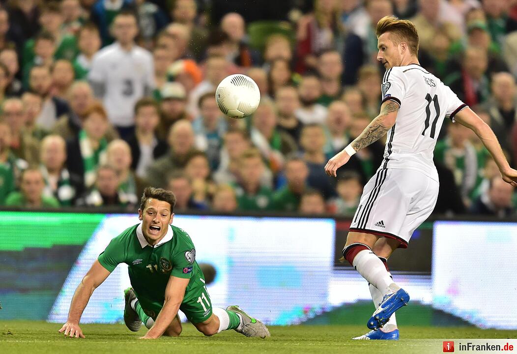 Deutschlands Marco Reus (r) und Irlands Wes Hoolahan kämpfen und den Ball.