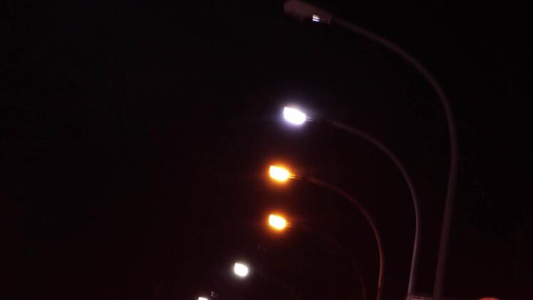 Die gelben Punkte, das sind die Quecksilberdampf-Lampen.  Foto: Josef Hofbauer