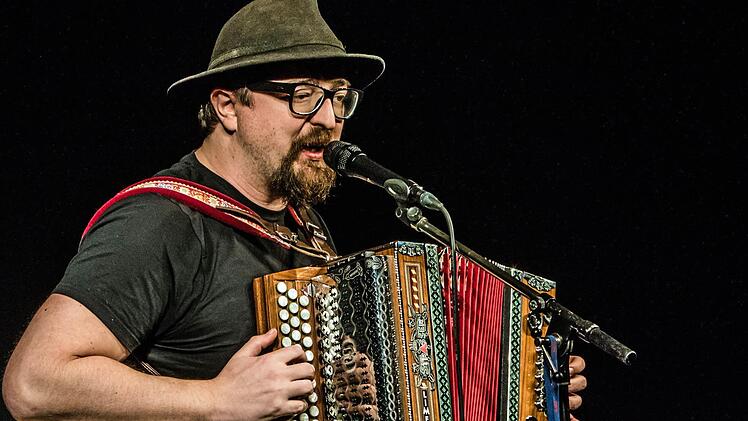Helmut A. Binser und seine Ziehharmonika beim Coburg-Gastspiel im "Schwarzen Bären". Foto: Jochen Berger