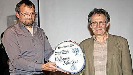 Karl-Heinz Vollrath überreichte dem scheidenden Vorsitzenden Wolfgang Schenker den Umweltpreis.