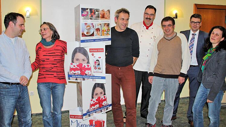Die Führungsmannschaft des Gewerbevereins Kaufhaus Mürscht (v. l.): Oliver Schikora, Mia Hochrein, Arno Reuscher, Christoph Henkelmann, Wolfgang Joa, Martin Werner und Christine Schikora. Es fehlt Petra Rohracker. Foto: Dieter Britz