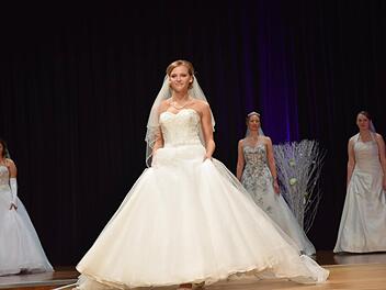 Louisa Weidekind, Braut des Jahres 2016, glänzte bei der Hochzeitsmesse. Foto: Daniela Pondelicek