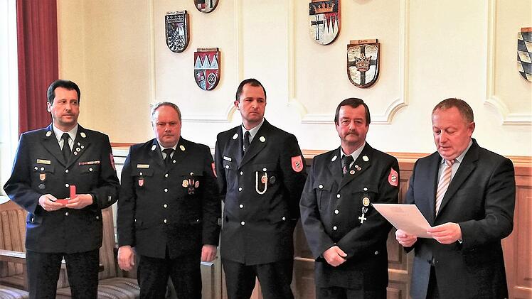 Der Reither Feuerwehrmann Armin Schaub (dritter von rechts) wurde von Landrat Thomas Bold (CSU, zweiter von rechts) mit dem staatlichen Feuerwehr-Ehrenzeichen zweiter Klasse ausgezeichnet; es gratulierten Oberthulbas Bürgermeister Gotthard Schlereth (CSU/FWG) sowie (von links) Kreisbrandmeister Oliver Lukaschewitsch, Kreisbrandinspektor Thomas Eyrich und der Reither Kommandant Manuel Glöckner