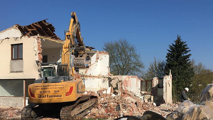 In Haard wird das ehemalige Lehrerwohnhaus abgerissen. Hier sollen g&uuml;nstige Mietwohnungen gebaut werden. Foto: Kerstin V&auml;th