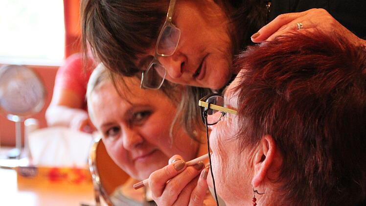 Marion Wehmeier-Kissel zeichnet die Lippen einer Teilnehmerin des Kosmetikseminars in der Sinntalklinik nach. Foto: Ulrike Müller