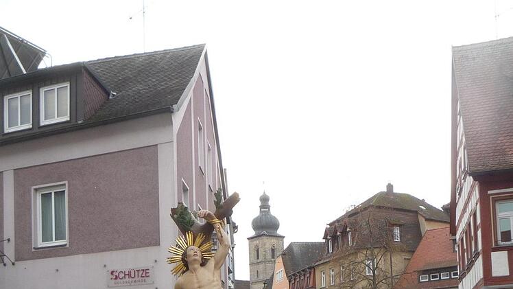 Die Träger der Figur des heiligen Sebastian können sich an den Altären bzw. in den Kirchen kurz ausruhen.Elisabeth Görner