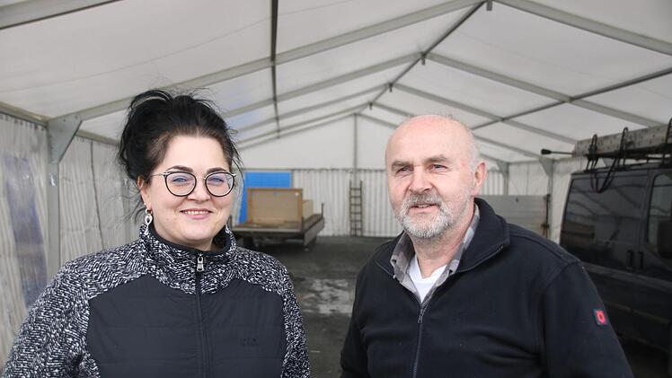 Sie wollen schon im Mai in Döllnitz wieder die Produktion aufnehmen: Antje Kolb und Jürgen Geißler. Foto: Alexander Hartmann