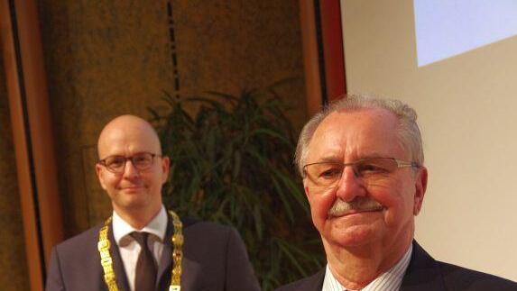 Edmund Seller mit seiner Urkunde. Er erhielt die Bürgermedaille in Gold. Foto: Klaus Werner