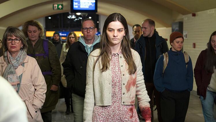 Amanda (Emilie Neumeister) wird blutverschmiert am Bahnhof aufgegriffen, nachdem sie Passanten bedroht hat. Aber ist das M&auml;dchen psychisch krank - oder einfach nur traumatisiert und ver&auml;ngstigt? Der Polizei erz&auml;hlt sie eine geradezu unglaubliche Geschichte.