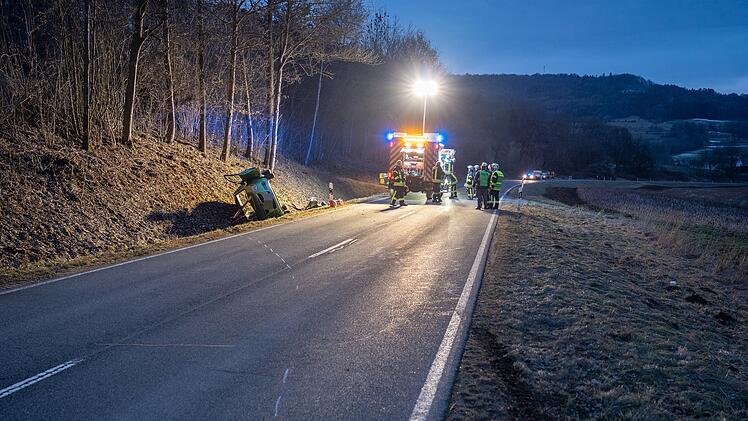 Fahrerin verliert Kontrolle: Auto kommt von der Stra&szlig;e ab und &uuml;berschl&auml;gt sich - Frau schwer verletzt