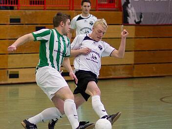 Der SV Rothenkirchen (grünweiß-gestreifte Trikots) und der DJK-SV Neufang stehen in der Endrunde der Hallenmeisterschaft. In der Zwischenrunde trennten sich die beiden Kreisligisten 1:1. Fotos: Heinrich Weiß
