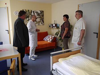 Angelika und Harald Ort (l.) ließen sich von Chefarzt Hans-Joachim Laugwitz (2. v. l.) und Pfleger Jan Laube erklären, wofür die Spende der Fosänachter verwendet werden soll. Foto: Pauline Lindner
