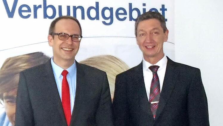 Landrat Christian Meißner (links) und der Geschäftsführer des VGN Andreas Mäder  Foto: Landratsamt